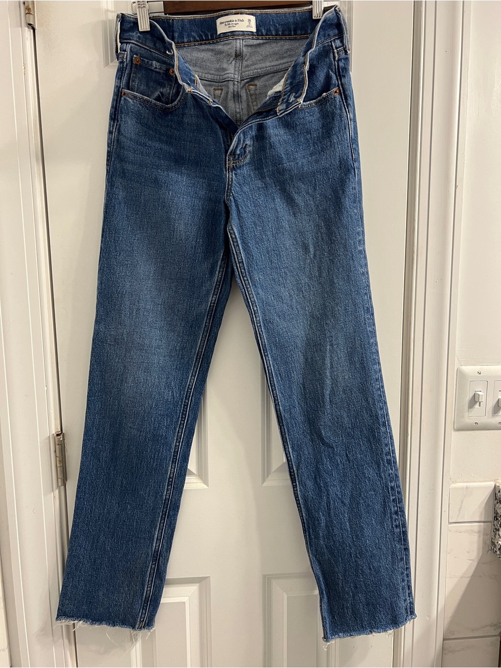 Abercrombie & Fitch Mid-Rise 90’s Straight Leg Jeans Distressed bottom -26/2 - Picture 7 of 7